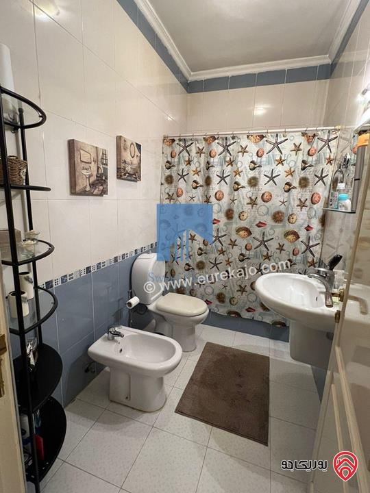 شقة فاخرة للبيع في عمان - الكرسي - خلف إدارة السير طابق ثالث 180م مع روف 120م بسعر مغري