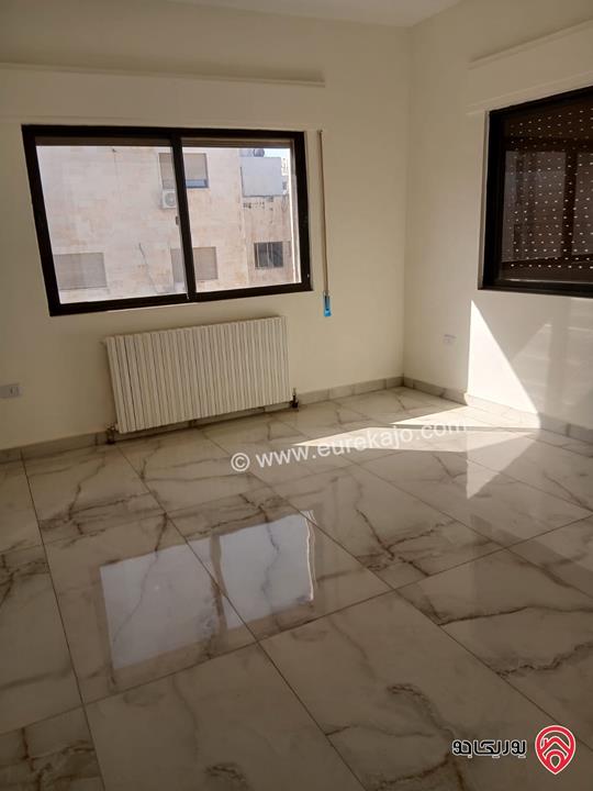 شقة طابق ثالث مساحة 244م للبيع في عمان - الرابية