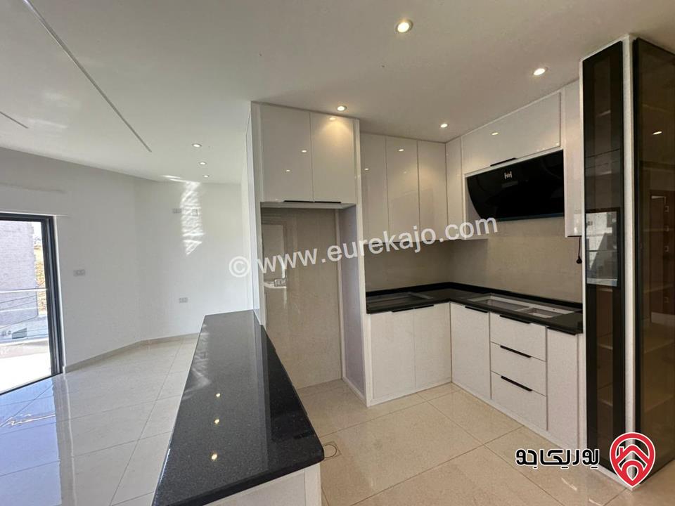 شقة طابق ثالث مع روف مساحة 160م للبيع في عمان - الجبيهة المنصور مع مطبخ راكب 