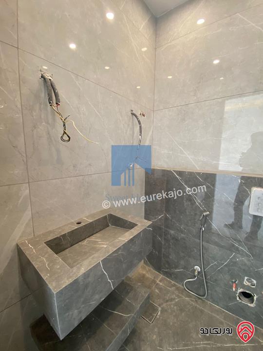 شقة فاخرة طابق ثالث 175م مع روف 150م دوبلكس للبيع في عمان - الرابية