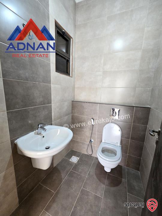 شقة طابق ثاني مساحة 180م فارغة جديدة للإيجار في عمان - أم أذينة