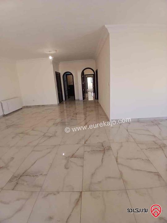 شقة طابق ثالث مساحة 244م للبيع في عمان - الرابية