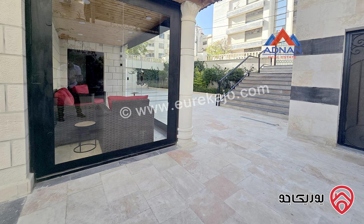 شقة مفروشة مساحة 230م مع حديقة كبيرة 300م و مدخل وكراج خاص للايجار في عمان - الرابية