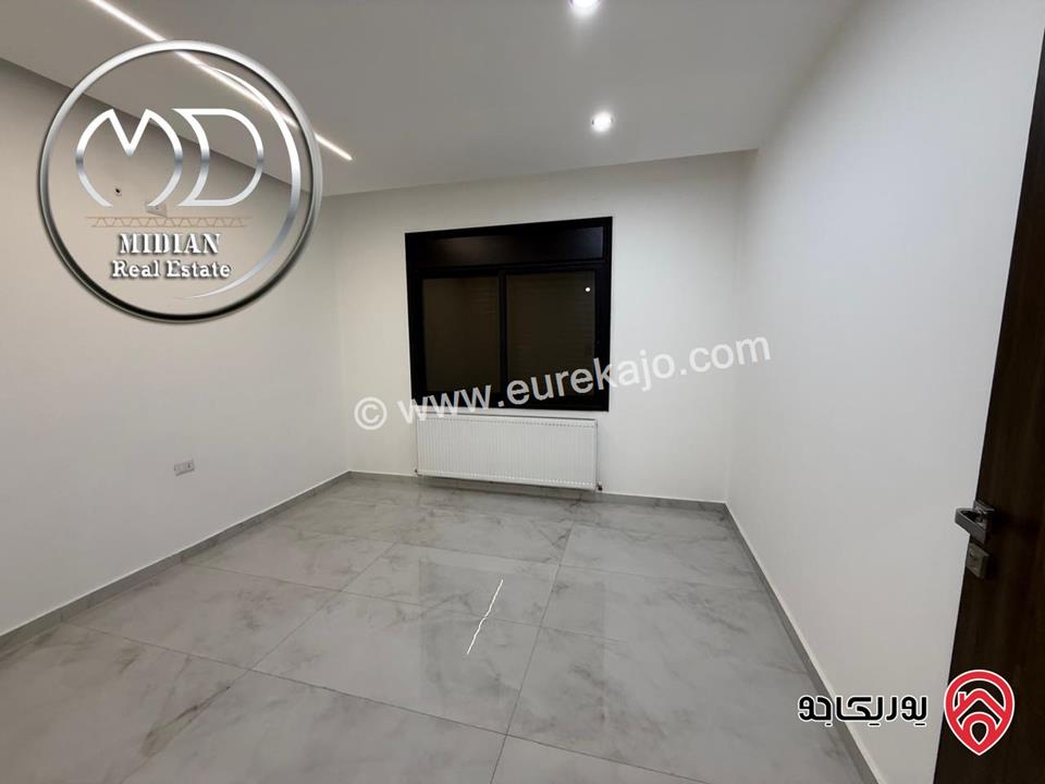 شقة دوبلكس طابق أخير مع روف للبيع افي عمان - لمدينة الرياضية مساحة 205م مع تراسات تشطيبات سوبر ديلوكس اطلالة رائعة بسعر مميز