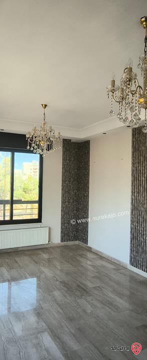 شقة مساحة 218م طابق ثاني للبيع في عمان - خلدا 