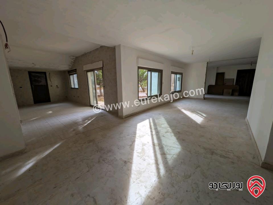 شقة طابق شبه ارضي مساحة 330م داخلي و 230م خارجي للبيع في عمان - دير غبار 