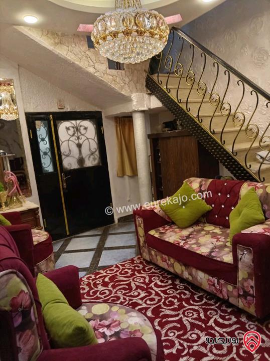 منزل مساحة 210م على أرض 450م للبيع في مخيم الزرقاء قريب من المجمع الجديد 