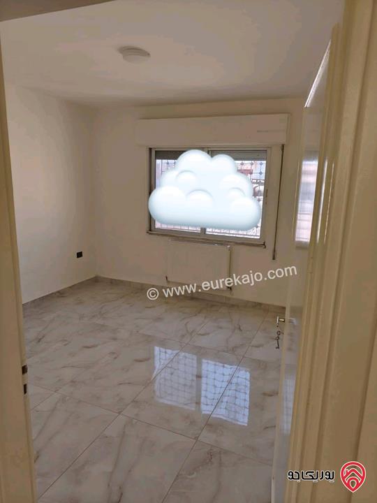 شقة مجددة فارغة مساحة 130م طابق ثاني للإيجار في عمان - الشميساني 