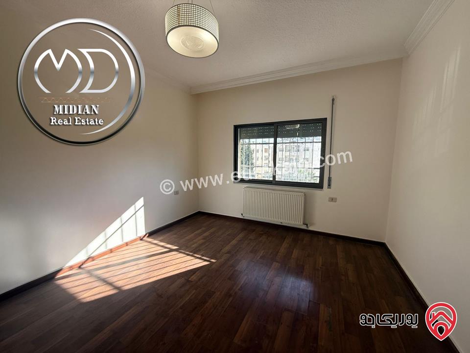 شقة ارضية للبيع في عمان - خلدا مساحة 200م مع ترس 45م تشطيبات ديكورات سوبر ديلوكس بسعر مميز جداً 