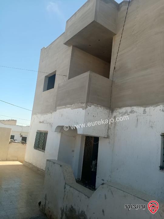 بيت مستقل مكون من طابقين مساحة كل طابق 150م على أرض 901م للبيع في المفرق 