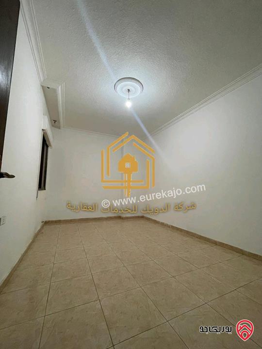 شقة فارغة أرضية مساحة 130م داخلي و 80م خارجي للايجار في عمان - الجبيهة 