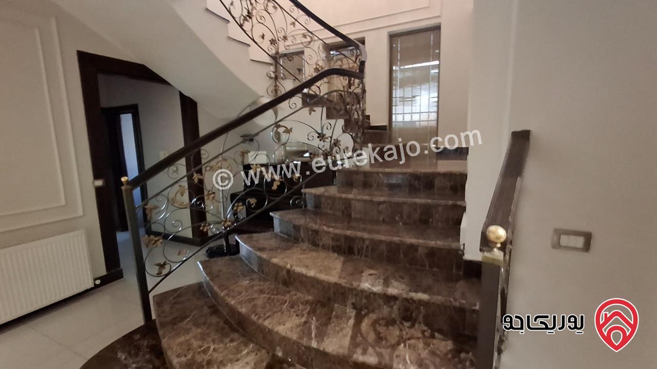 شقة فاخرة مفروشة طابق أخير مع روف مساحة 300م للايجار في عمان - الرابية