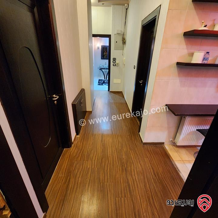 شقة فاخرة مفروشة طابق تسوية مساحة 260م للبيع في عمان - خلدا