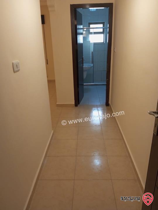 شقة بتشطيبات فاخرة مساحة 150م طابق تسوية ومدخل مستقل – مشمسة ومهوّاة للبيع في عمان – ضاحية الرشيد خلف جامعة الأميرة سمية