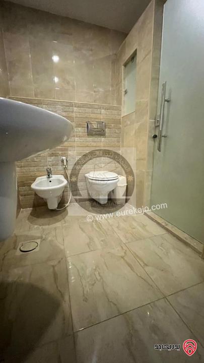 شقة مساحة 200م طابق أول مجددة بالكامل للايجار  في عمان - دير غبار 