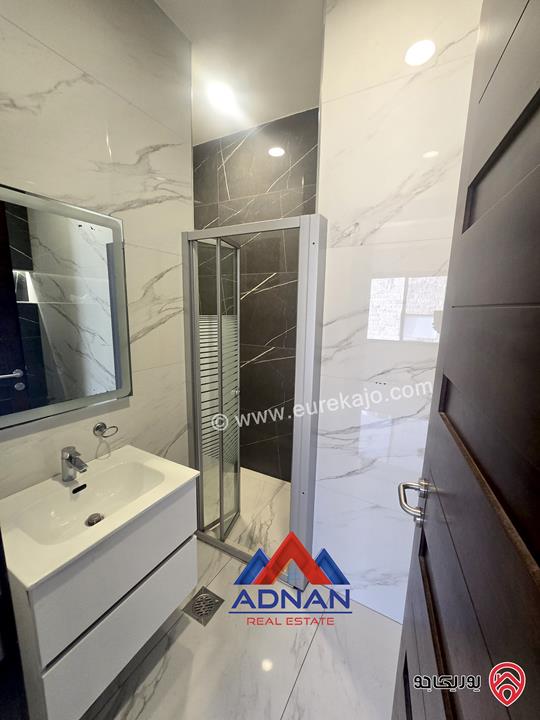 شقه فارغة مساحة 100م طابق ثالث للإيجار في عمان - الرابية