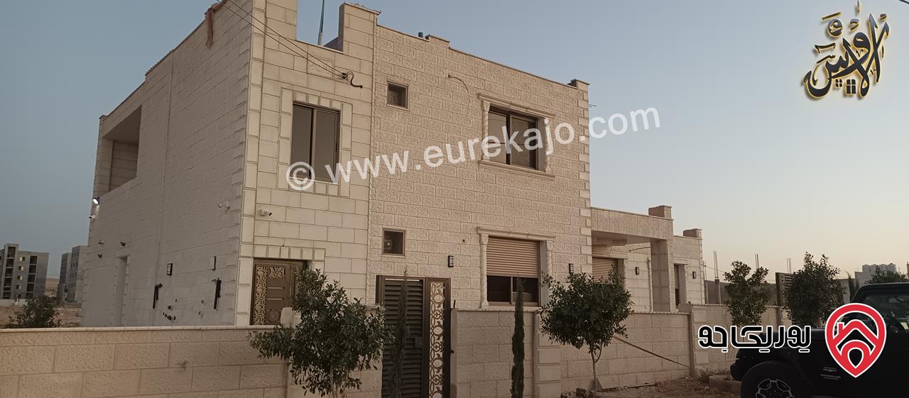 فيــلا فـاخرة طـابقـين مساحة 400م على أرض 723م للبيــع في الزرقاء الصحفـييـن 