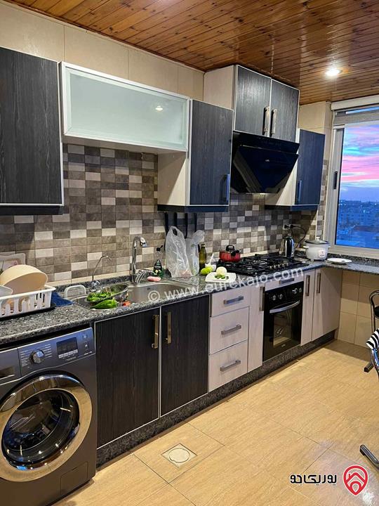 شقة طابق رابع مع روف مساحة 220م للبيع في عمان - ام السماق من المالك