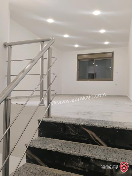 شقة طابق ثالث مع روف مساحة 190م مع ترس 110م للبيع بالأقساط في الزرقاء الجديدة