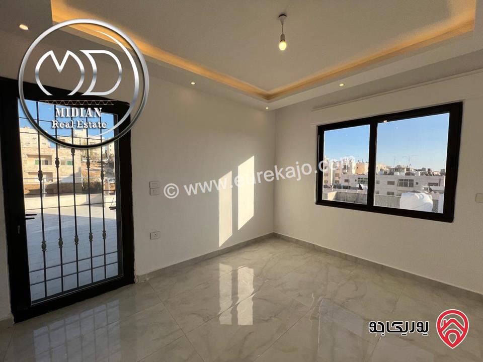 شقة دوبلكس فارغة للايجار في عمان - خلدا طابق أخير مع روف مساحة 200م مع تراسات تشطيبات و ديكورات عصرية فاخرة اطلالة رائعة