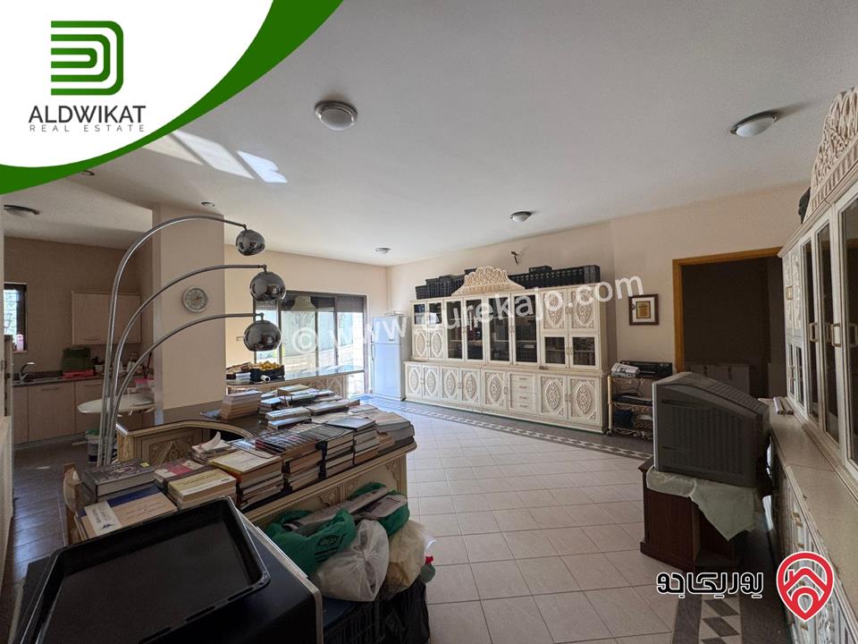 فيلا مساحة الارض 1600م ومساحة البناء 1100م مساحة الحديقة 400م للبيع في السلط - منطقة السرو 