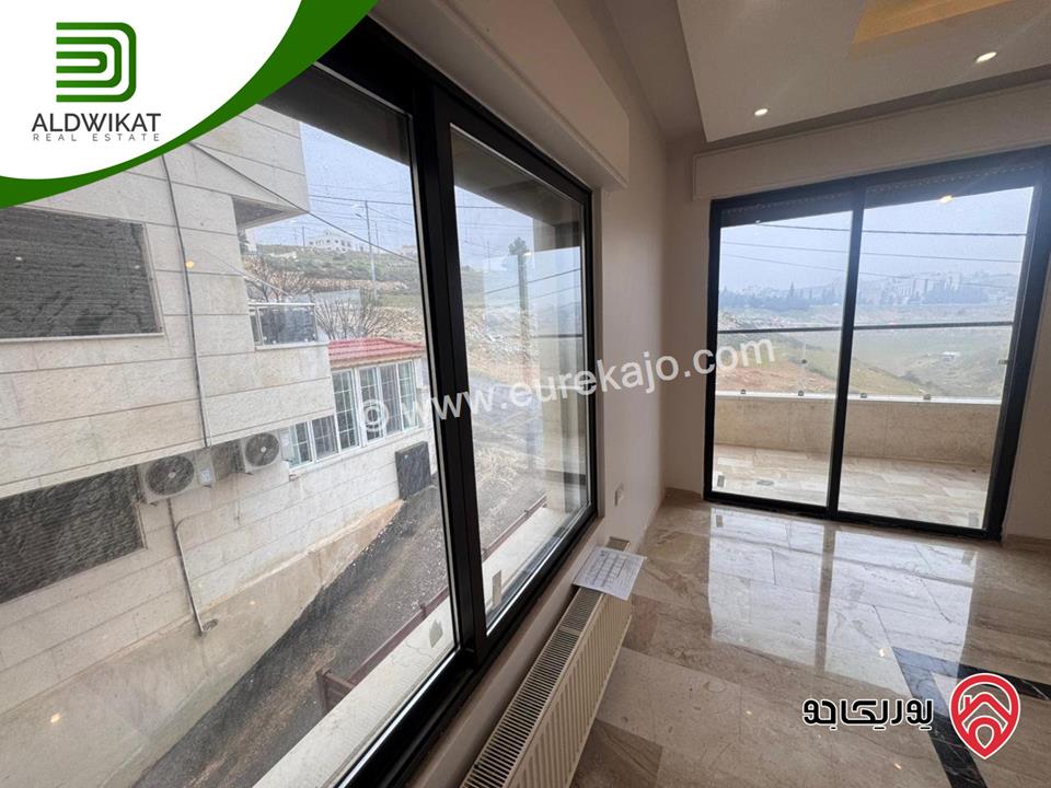 شقة طابق اول طابقية للبيع في عمان - على طريق المطار / حجار النوابلسه مساحة البناء 200م موقع اسكانات حديثة واطلالة