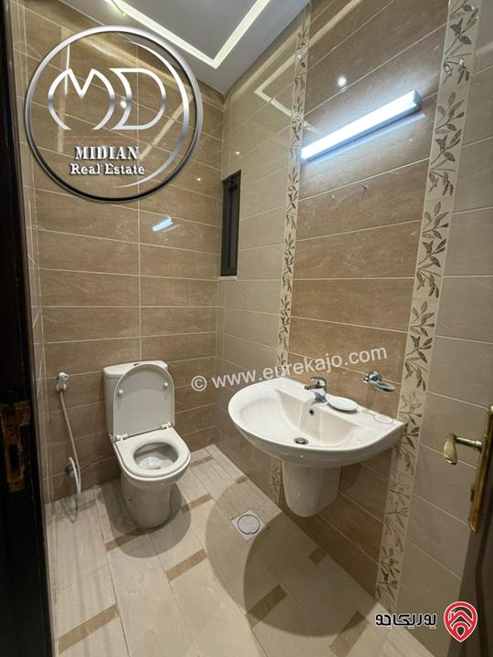 شقة شبه ارضي فاخرة للبيع في عمان - خلدا مساحة 150م مع ترس و حديقة 150م تشطيبات ديكورات عصرية فاخرة بسعر مميز جداً