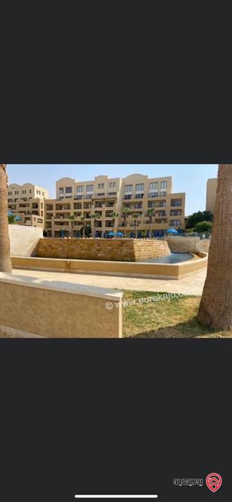 شقة مميزة مفروشة فرش كامل مساحة 155م مع اطلالة خلابة على البرك والبحر للبيع داخل منتجع سمارة البحر الميت