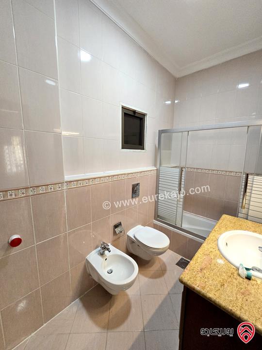 شقة ارضية طابقية مساحة 250م مع حديقة كبيرة 300م و كراج و مدخل خاص للايجار في عمان - عبدون