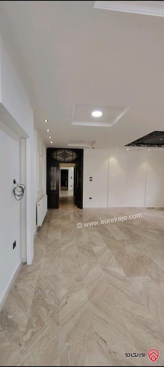 شقة أرضية مساحة 245م داخلي و 100م خارجي للبيع في عمان - ناعور