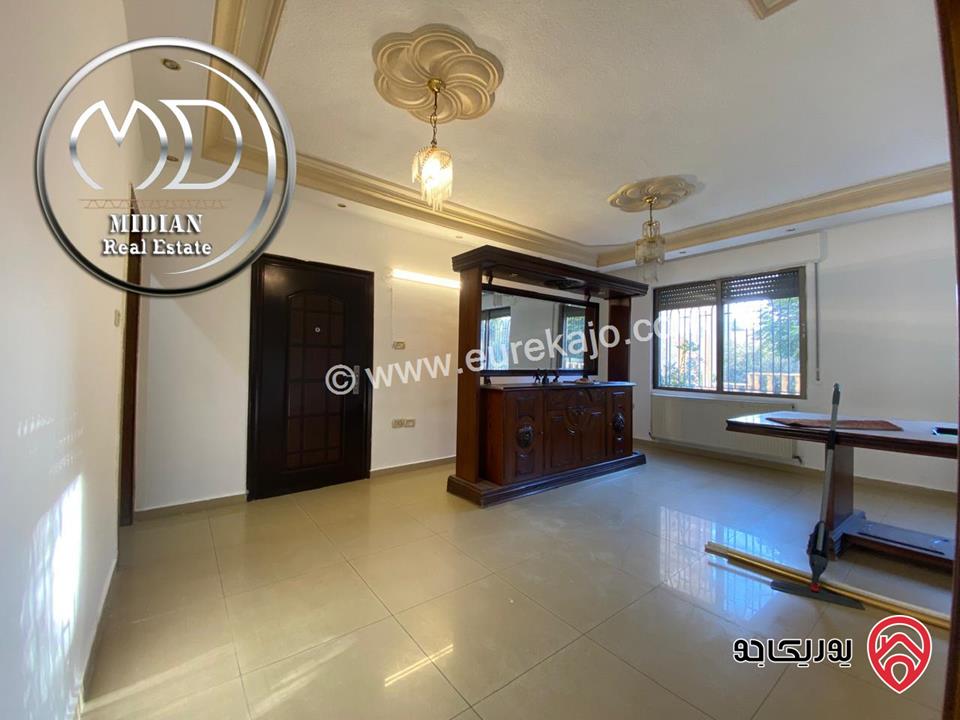 شقة ارضية للبيع في عمان - خلدا مساحة 185م مع ترس و حديقة 120م تشطيبات سوبر ديلوكس بسعر مميز جداً