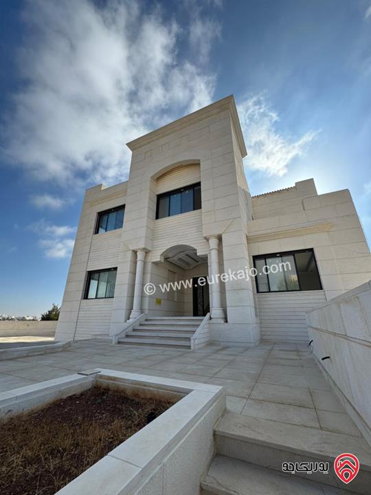 فيلا فاخرة مساحة 678م على أرض 639م مع اطلالة خلابة للبيع في بلعاس / ناعور