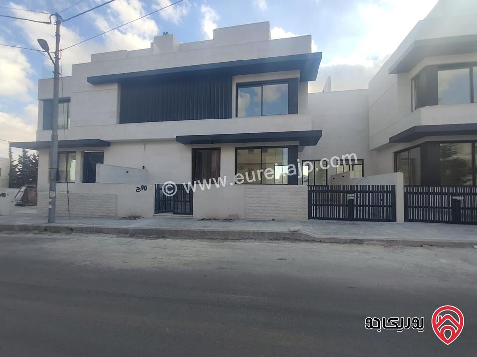 فلل متلاصقة مساحة الارض 250م مساحة البناء 500م للبيع في عمان - عبدون 