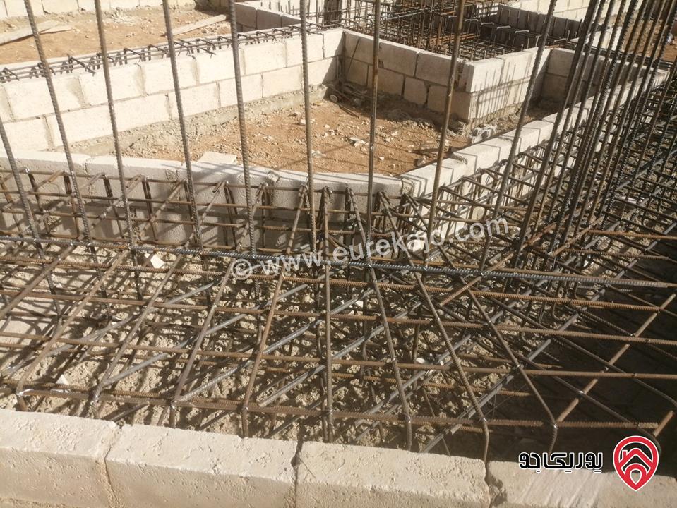 قطعة أرض مشترك مفروز مساحة 1700م مبني عليها طابق دوبلكس قابل للتعديل مساحة 250م للبيع في عمان - منطقة الموقر النقيرة 