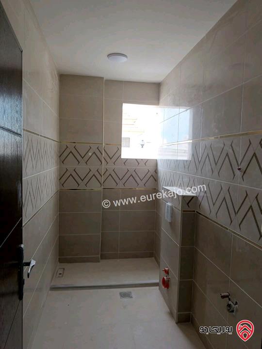 شقة طابق ارضي مساحة 135م مع ترس لم تسكن للبيع في الزرقاء 