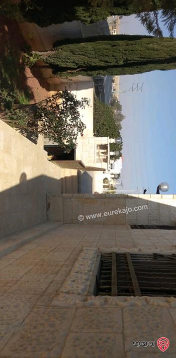 فيلا مساحة 500م على ارض 1080م للبيع في المفرق حي الحياك على طريق ارحاب بجانب مدارس الجود العالمية