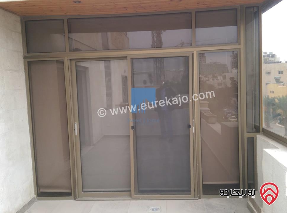 شقة مفروشة فاخرة طابق ثالث 145م مع روف 85م للبيع في عمان - عبدون 