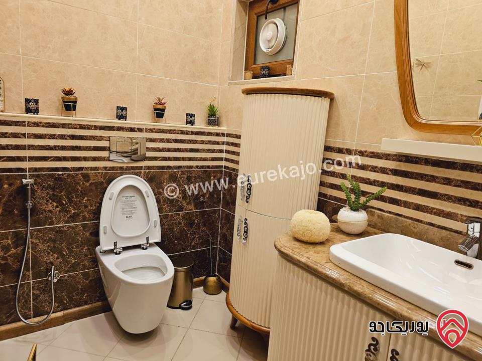 شقة سوبر ديلوكس مساحة 273م طابق أرضي مع مساحة خارجية 90م للبيع مفروشة في الجبيهة 