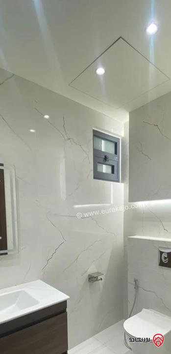 شقة جديدة شبه مفروشة مساحة 210م للايجار في عمان - دير غبار