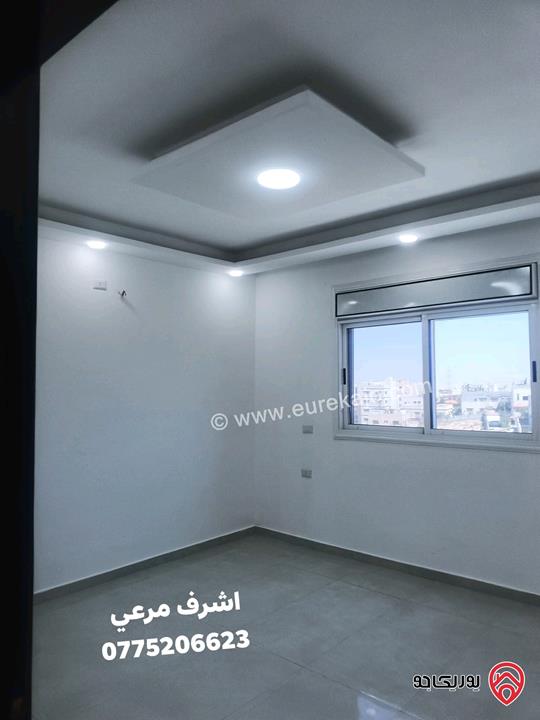 شقة طابق ثالث مع روف مساحة 200م لم تسكن للبيع في الزرقاء - جبل المغير