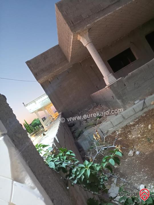 بيتين مستقلين عمار حديث على أرض 1 دونم للبيع في الرمثا الحي الغربي بجانب قصر النخيل بعيد عن الشارع الرئيسي 500م