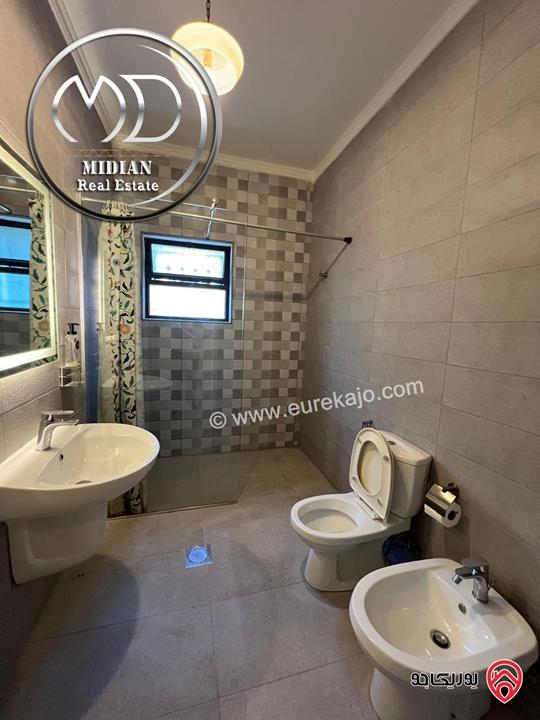 شقة ارضية فارغة للايجار في عمان - خلدا مساحة 220م مع ترس و حديقة 150م تشطيبات و ديكورات سوبر ديلوكس. 