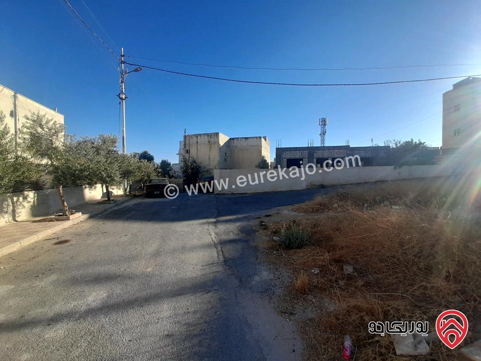 قطعة أرض مفروزة مساحتها 700م باسم مالك واحد للبيع في عمان - منطقة البنيات الجنوبي مطلة على طريق المطار قريبة من جامعة البتراء جميع الخدمات متوفرة 