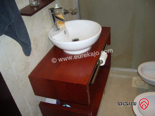 شقة مفروشة أرضية مساحة 130م داخلي و 40م خارجي للإيجار أو للبيع في عمان– الدوار الرابع