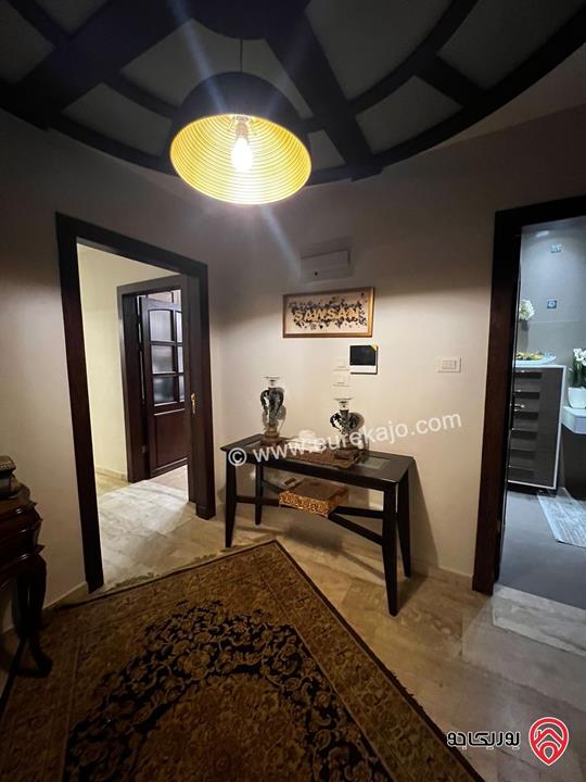 شقة ارضية مفروشة مساحة 250م داخلي وخارجي 90م للإيجار السنوي في عمان - دير غبار 