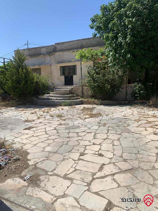 ارض مساحة 713م عليها بيت قديم 135م للبيع في الزرقاء - ام رمانه