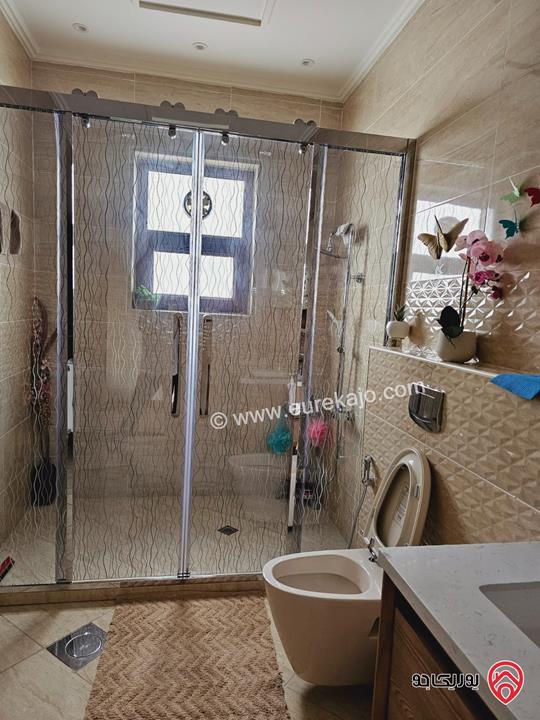 شقة سوبر ديلوكس مساحة 273م طابق أرضي مع مساحة خارجية 90م للبيع مفروشة في الجبيهة 