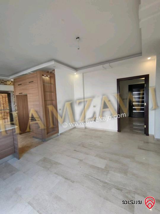 شقة فاخرة شبه أرضية مساحة 160م داخلي و 50م خارجي للايجار في عمان - طريق المطار 