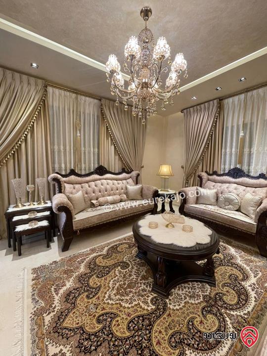 فيلا مساحة الارض 758م مساحة البناء 700م على شارعين للبيع في الزرقاء - ضاحية المدينة المنورة