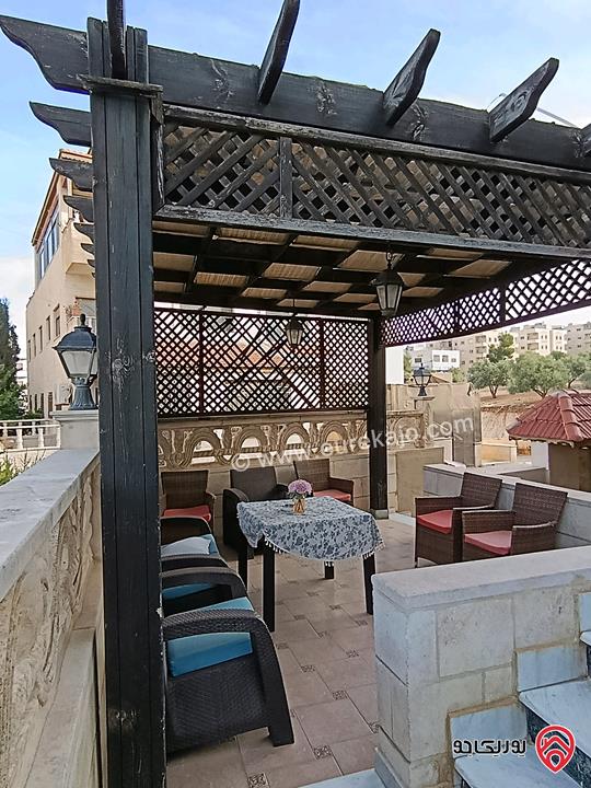 فيلا مساحة 700م على أرض 670م للبيع في عمان - الجبيهة بالقرب من اشارات المنهل والجامعة الاردنية موقع رائع 